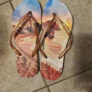 NWT - Havaianas - 9/10